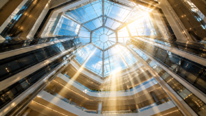 Perspectiva arquitectónica del domo de un complejo comercial, representando la escalabilidad del NOI y la valoración patrimonial inmobiliaria.